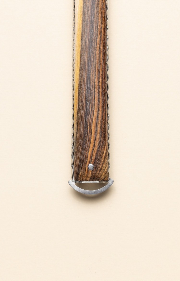 Photo de l'extrémité du ressort du couteau  basque Artzaina en pistachier, rappelle la forme arrondie du pommeau du Makila
