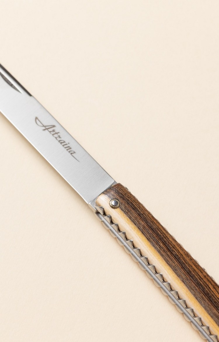 Photo de Artzaina, couteau authentique basque en pistachier, lame ouverte plan rapproché