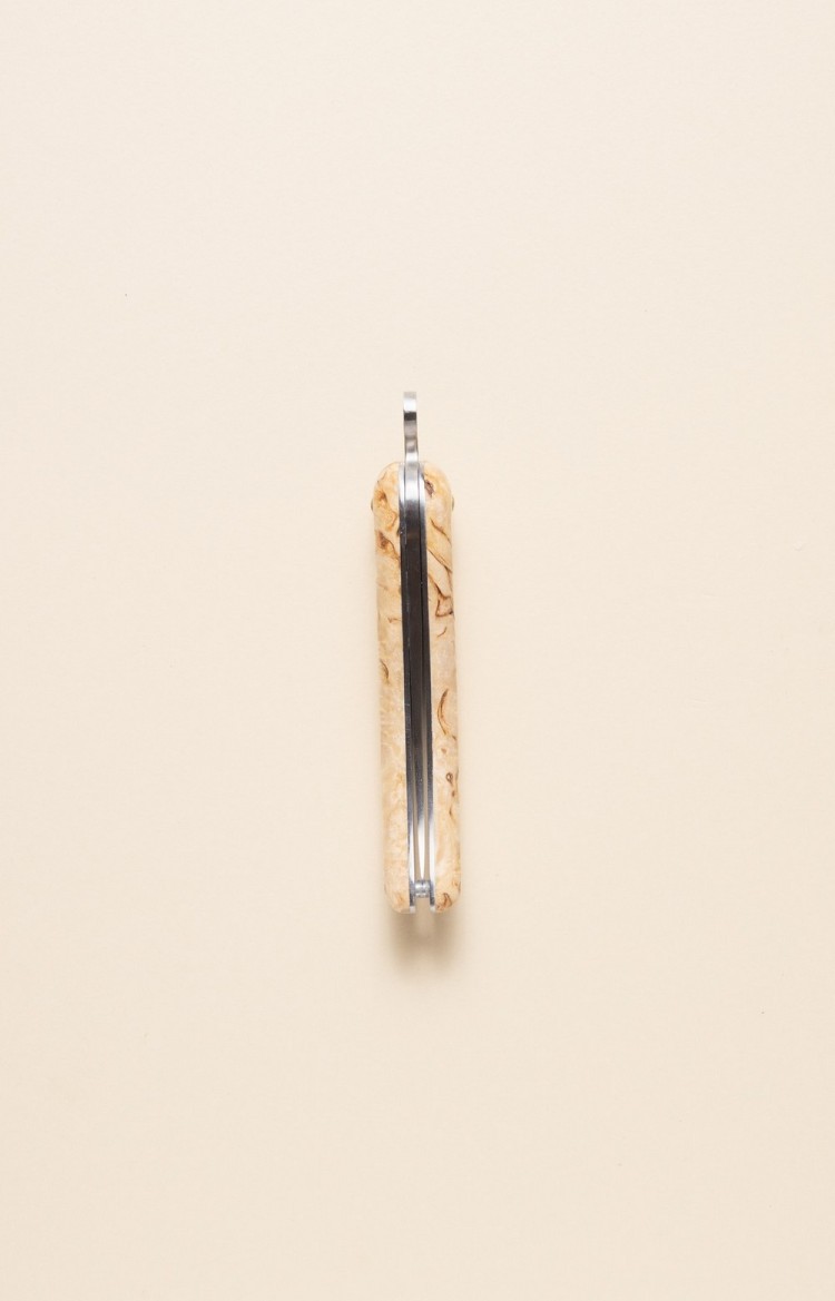 Photo de Bixia couteau basque, forme de piment d'Espelette en bouleau, lame fermée, posé sur le dos du couteau, vue sur lame