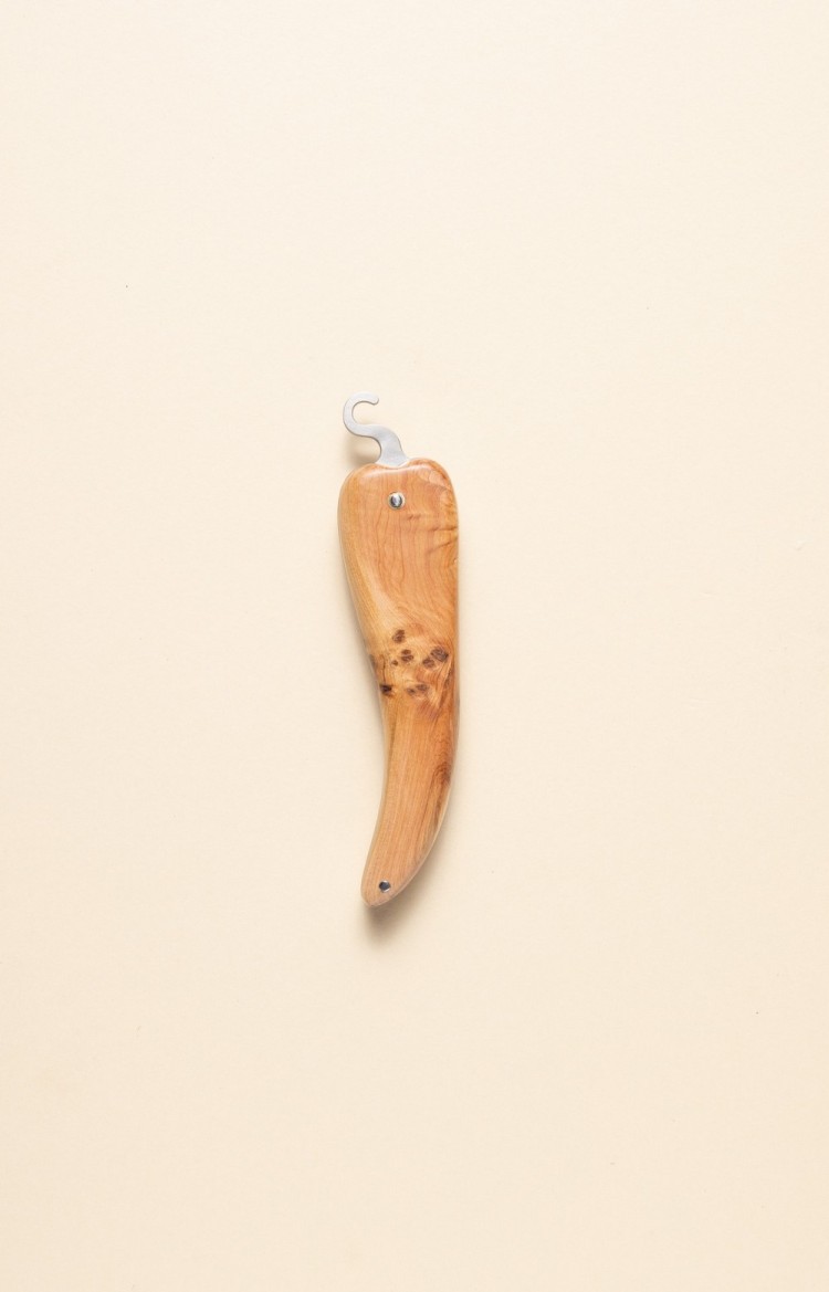Photo de Bixia couteau artisanal basque en forme de piment d'Espelette en genévrier