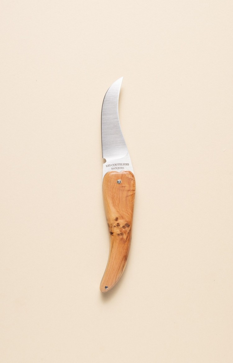 Photo de Bixia couteau artisanal basque en forme de piment d'Espelette en genévrier, lame ouverte