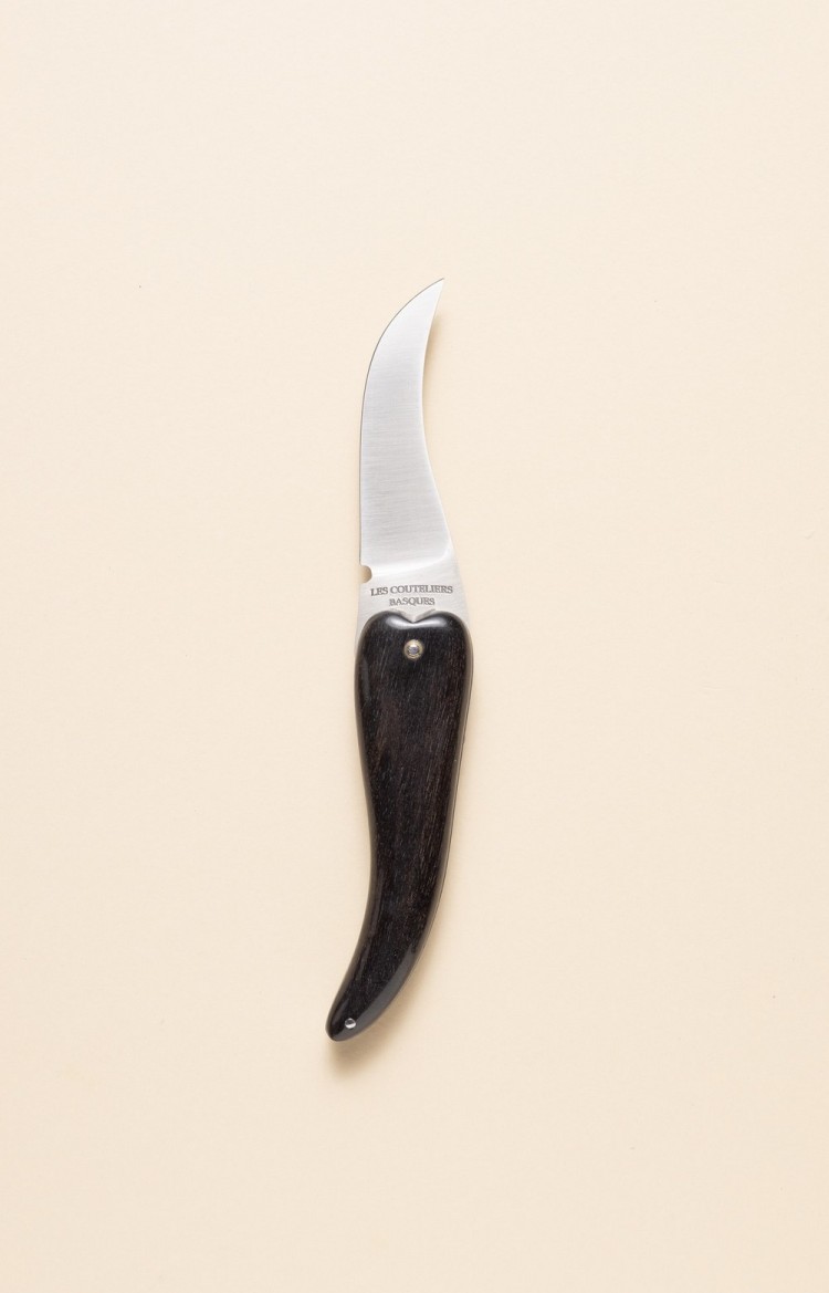 Photo de Bixia couteau artisanal basque en forme de piment d'Espelette en ébène, lame ouverte