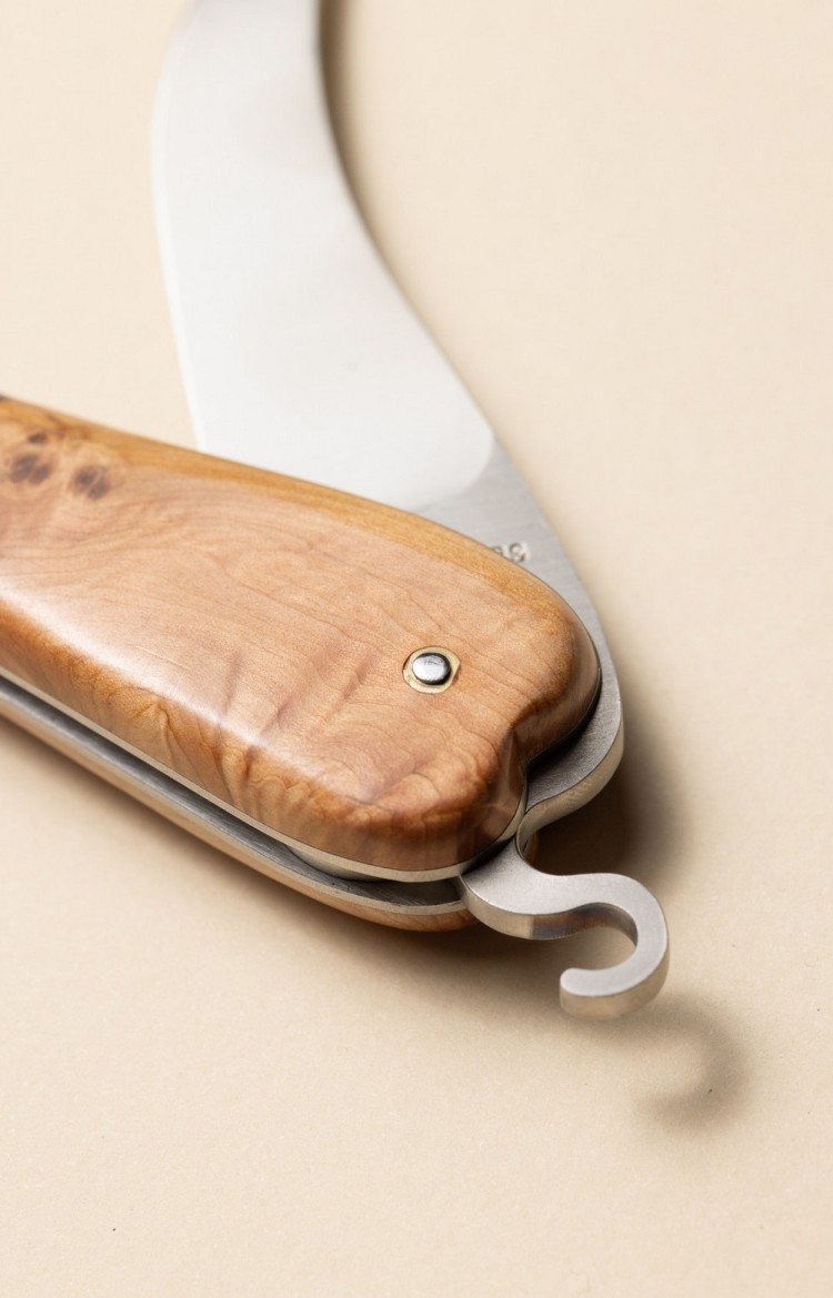 Photo de Bixia couteau basque forme de piment d'Espelette en genévrier, crochet servant à l'ouverture du couteau