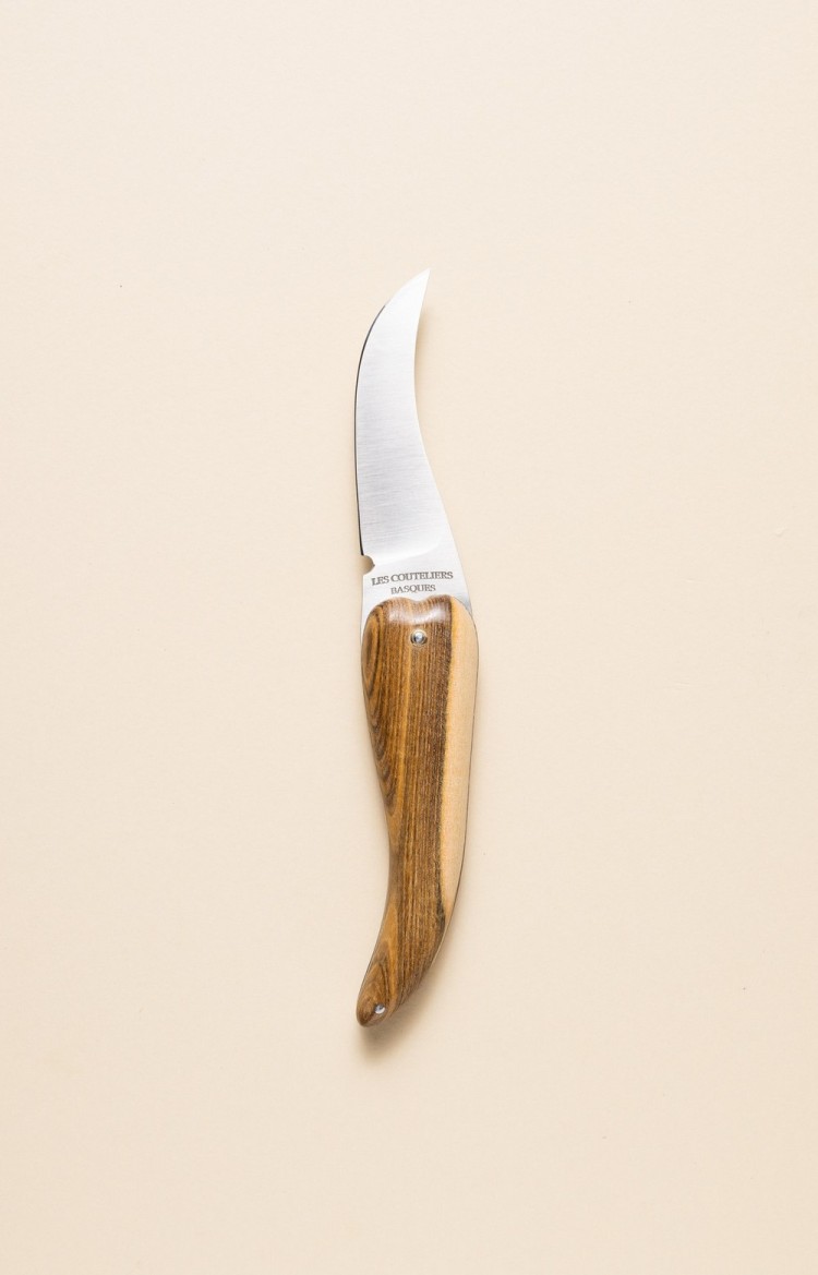 Photo de Bixia couteau artisanal basque en forme de piment d'Espelette en pistachier, lame ouverte