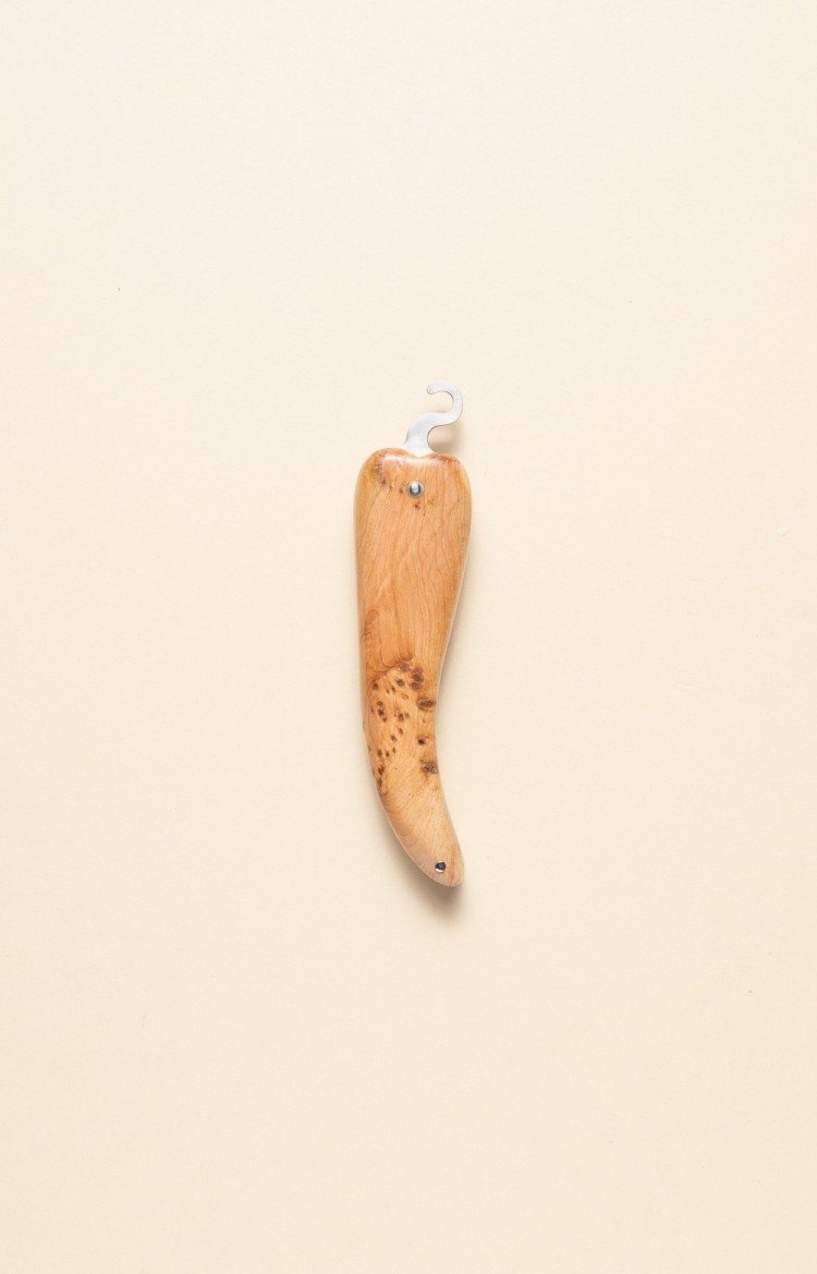 Photo de Bixia couteau artisanal basque en forme de piment d'Espelette en genévrier