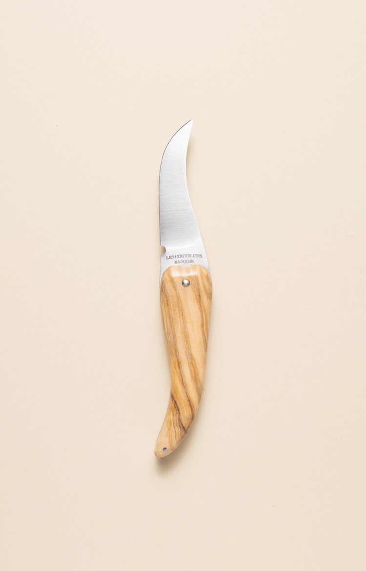 Photo de Bixia couteau artisanal basque en forme de piment d'Espelette en olivier, lame ouverte