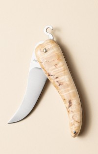 Photo de Bixia couteau artisanal basque en forme de piment d'Espelette en bois de bouleau, lame entrouverte Photo de Bixia couteau artisanal basque en forme de piment d'Espelette en bois de bouleau, lame entrouverte