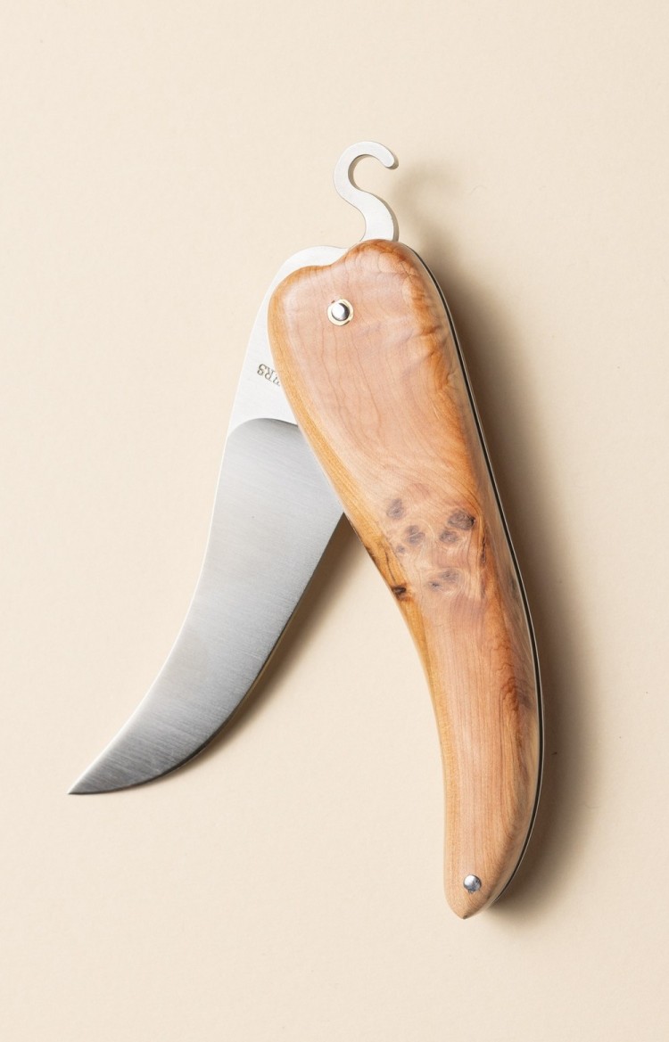 Photo de Bixia couteau artisanal basque en forme de piment d'Espelette en genévrier, lame entrouverte, plan rapproché