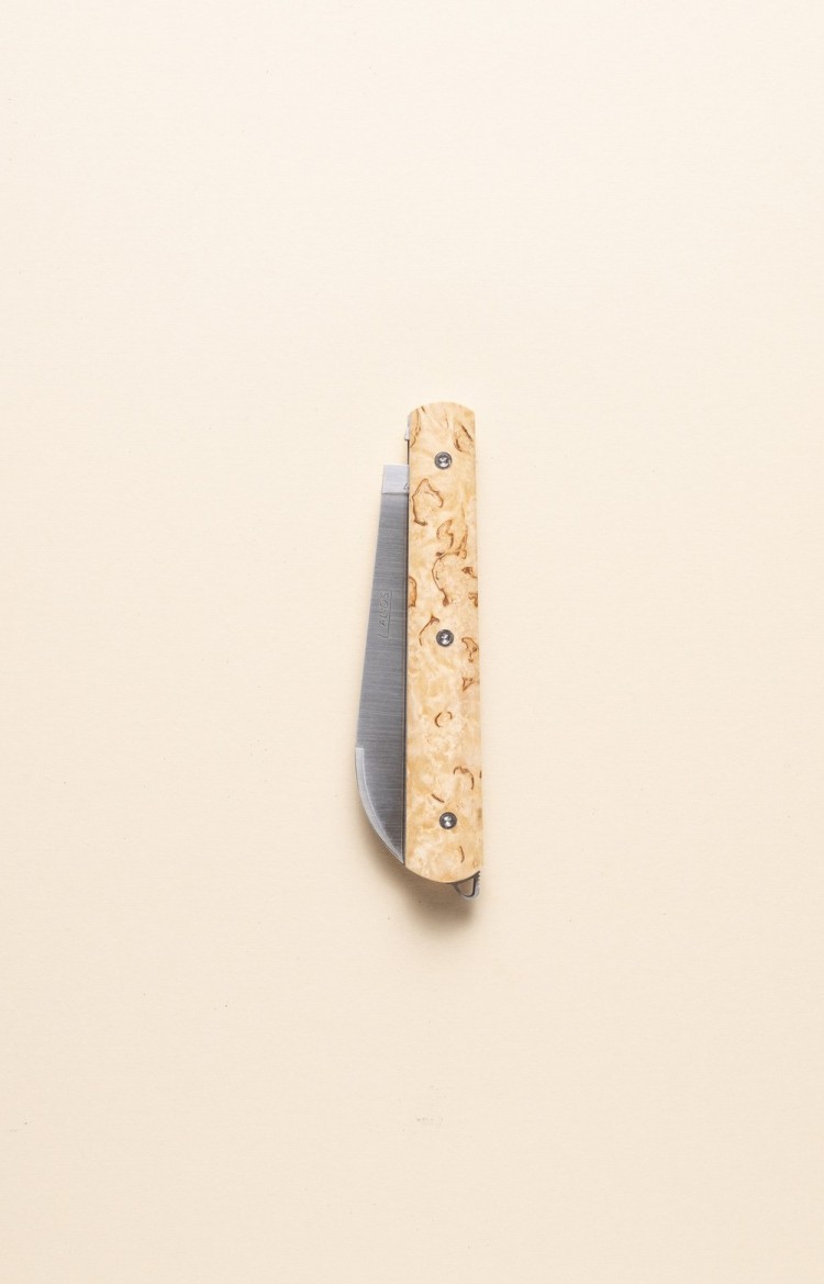 Photo du couteau artisanal l'Alios en bois de bouleau, lame fermée