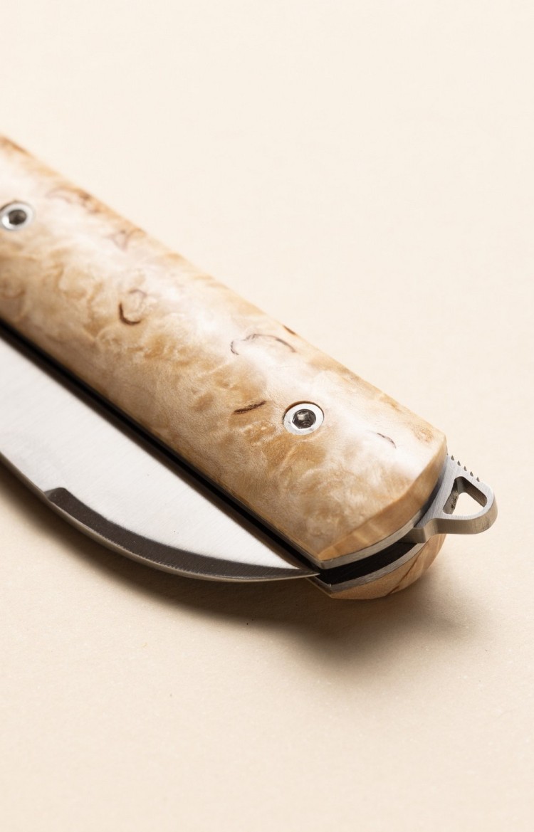 Photo du cran d'arrêt ingénieux du couteau l'Alios en bois de bouleau
