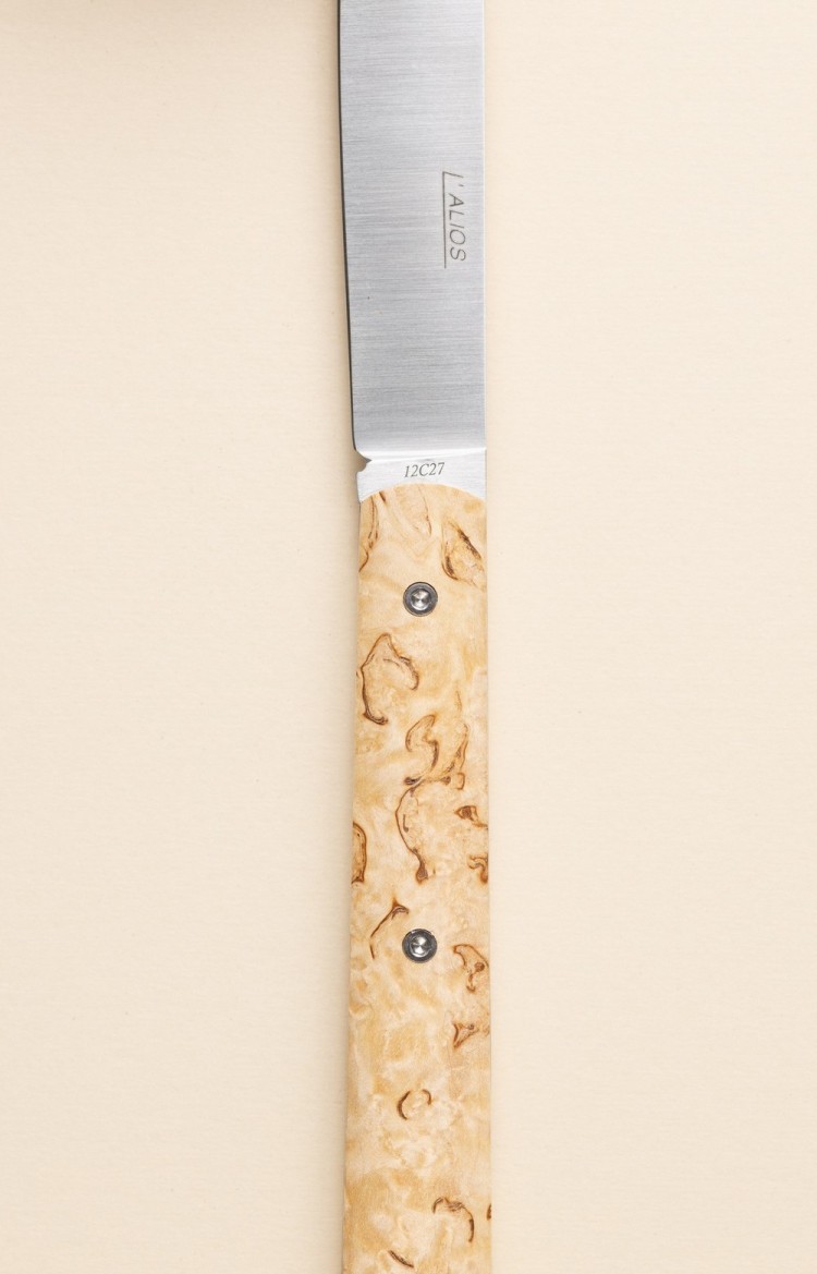 Photo du couteau artisanal l'Alios en bois de bouleau, lame ouverte en plan rapproché