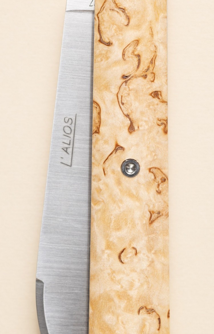 Photo du couteau artisanal l'Alios en bois de bouleau, lame fermée en plan rapproché