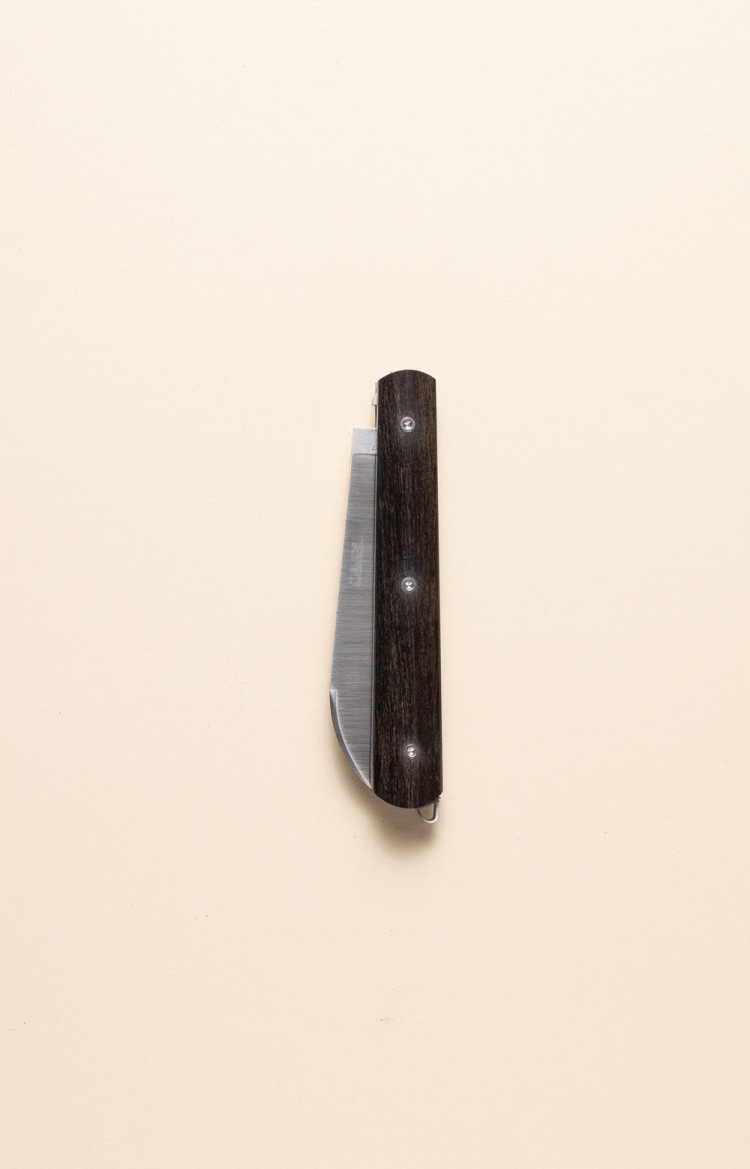 Photo du couteau artisanal l'Alios en ébène, lame fermée