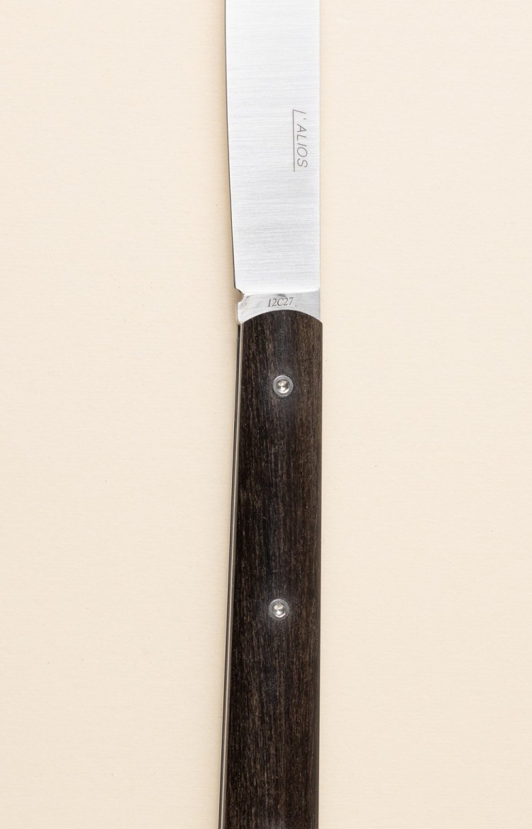 Photo du couteau artisanal l'Alios en ébène, lame ouverte en plan rapproché