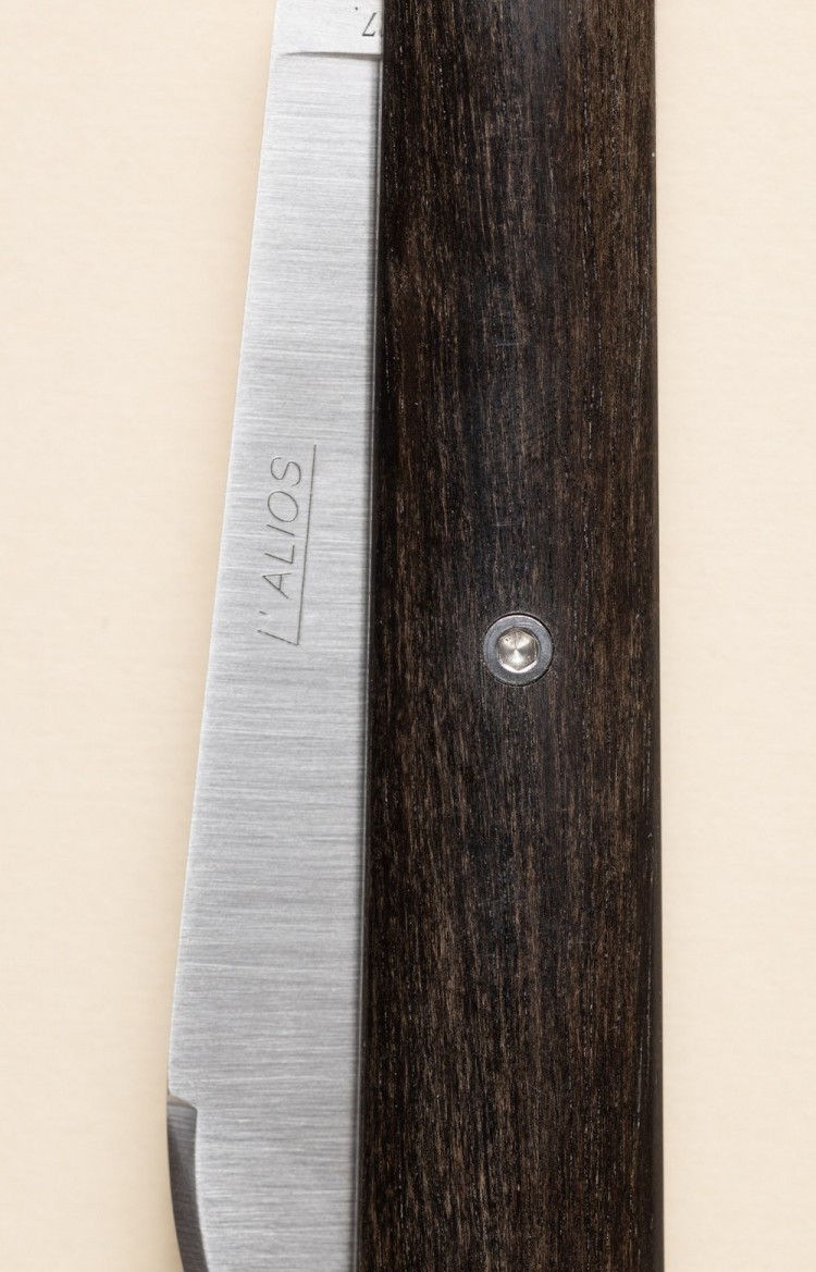 Photo du couteau artisanal l'Alios en ébène, lame fermée en plan rapproché