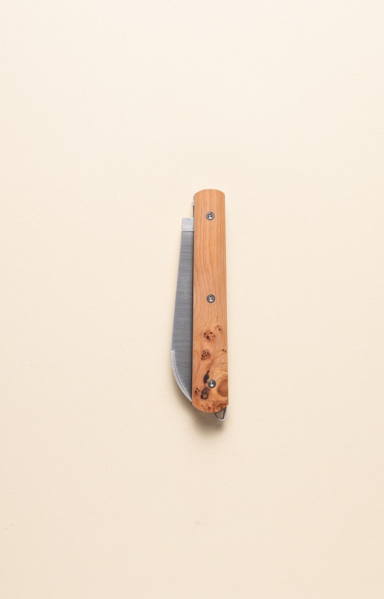 Photo du couteau artisanal l'Alios en bois de genévrier, lame fermée