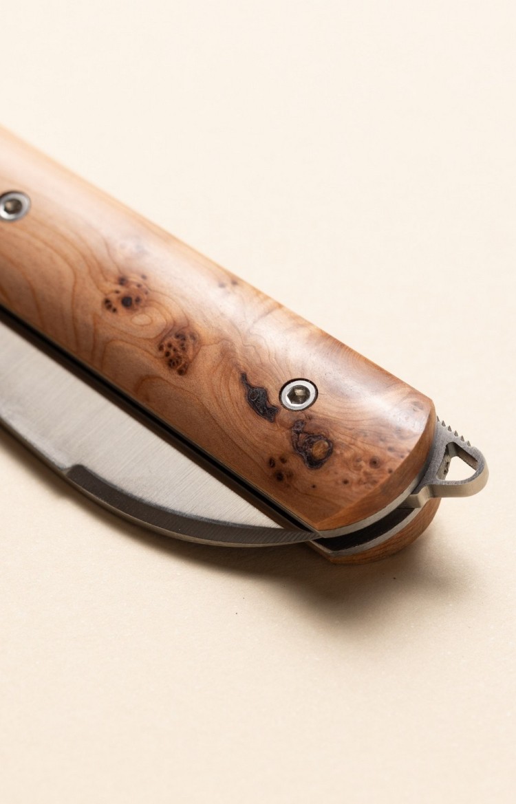 Photo du cran d'arrêt ingénieux du couteau l'Alios en bois de genévrier
