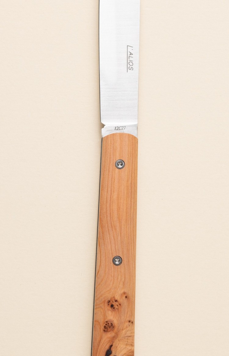 Photo du couteau artisanal l'Alios en genévrier, lame ouverte en plan rapproché
