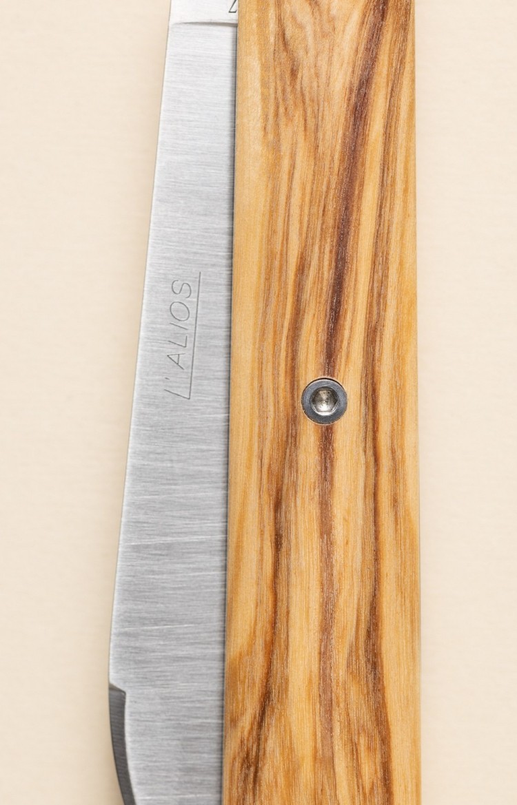 Photo du couteau artisanal l'Alios en olivier, lame fermée en plan rapproché