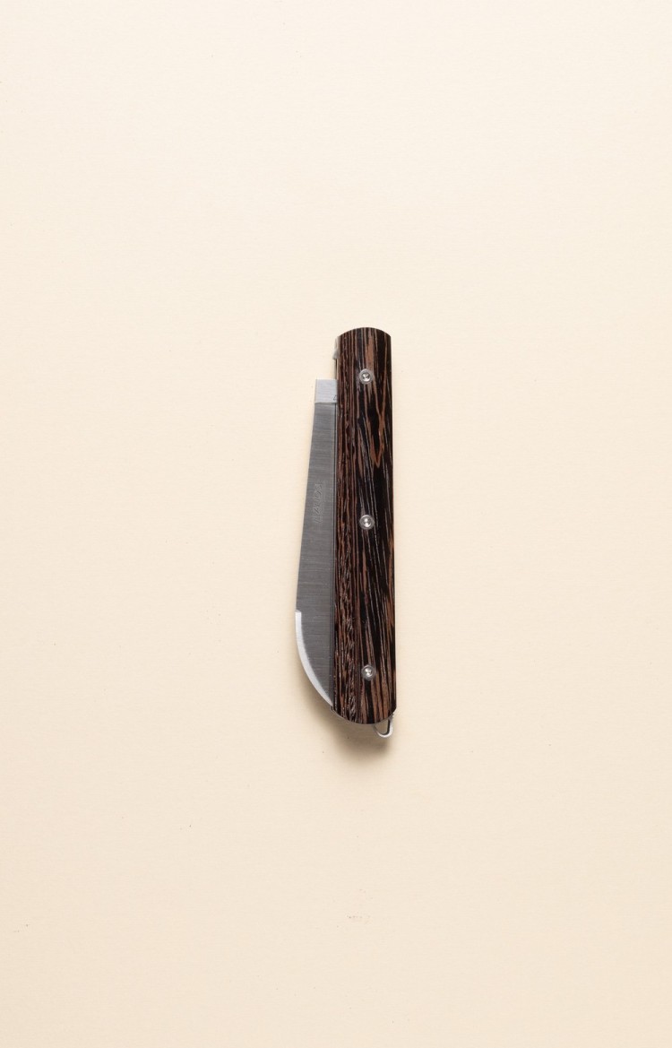 Photo du couteau artisanal l'Alios en wengé, lame fermée