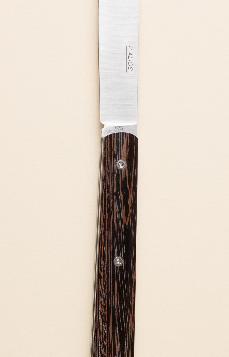 Photo du couteau artisanal l'Alios en wengé, lame ouverte en plan rapproché