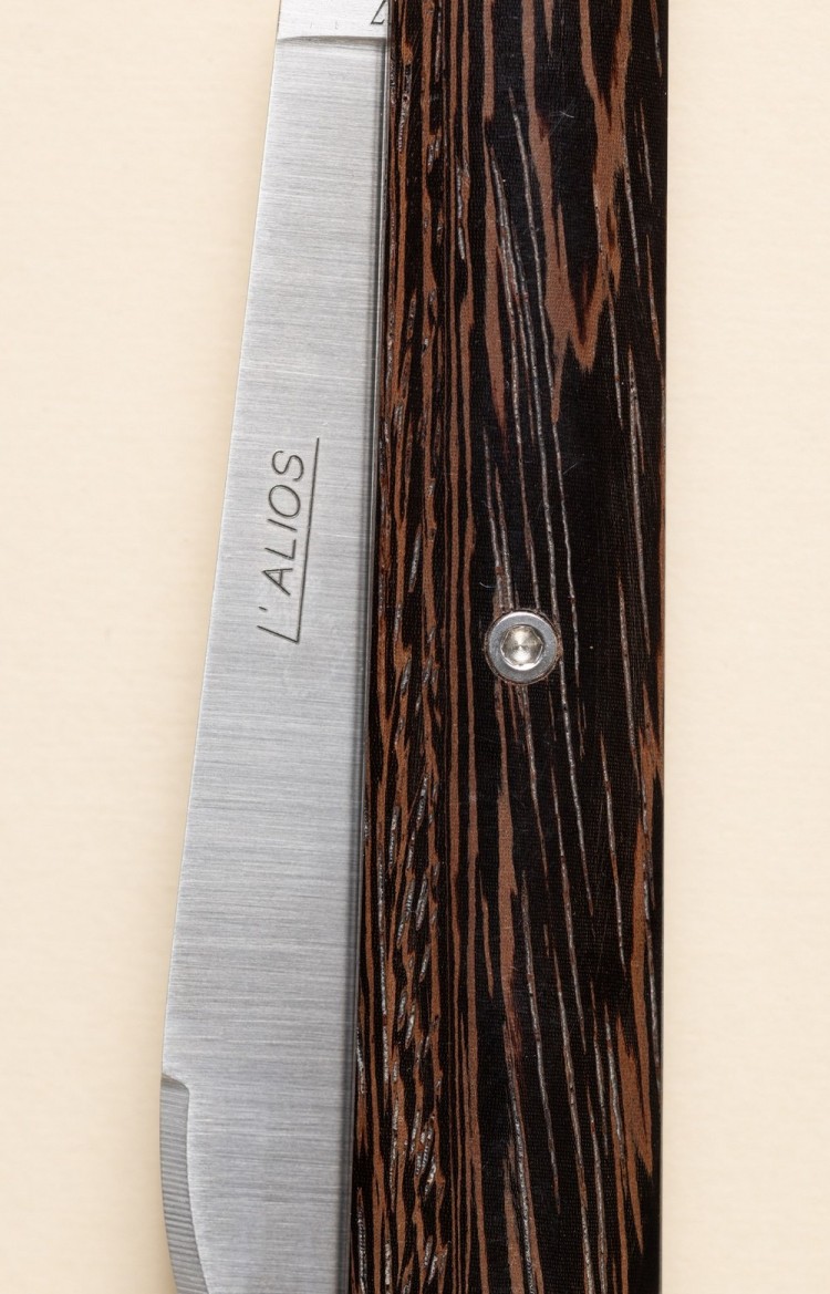 Photo du couteau artisanal l'Alios en wengé, lame fermée en plan rapproché