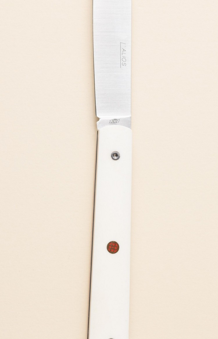 Photo du couteau artisanal l'Alios en os de vache, lame ouverte, rivet mosaïque rouge, plan rapproché