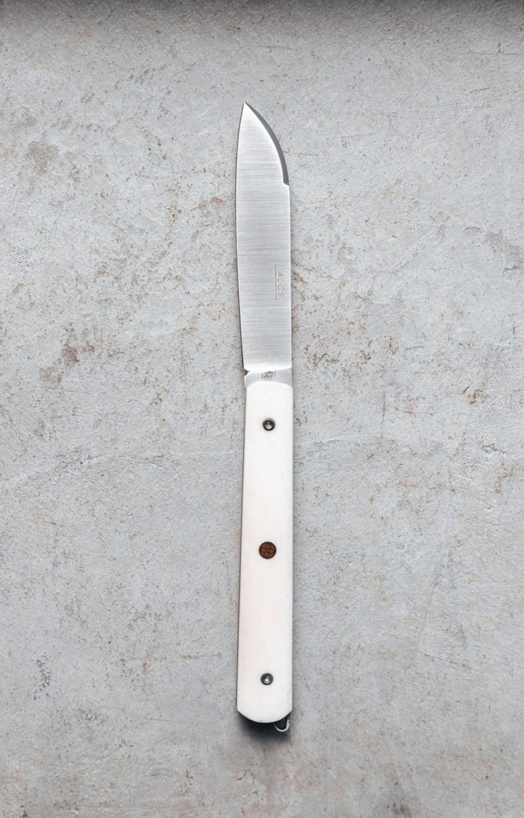 Photo du couteau artisanal l'Alios en os de vache, lame ouverte, rivet mosaïque rouge
