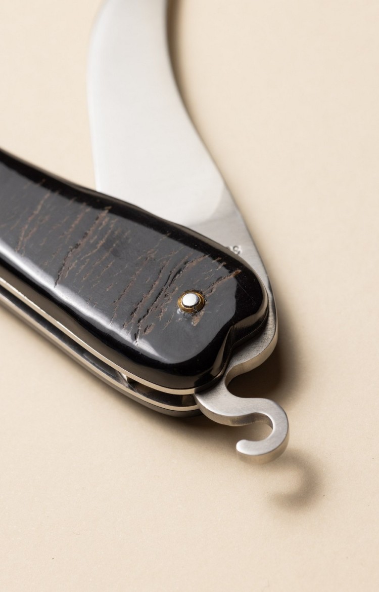 Photo de Bixia couteau basque forme de piment d'Espelette en corne de buffle, crochet servant à l'ouverture du couteau
