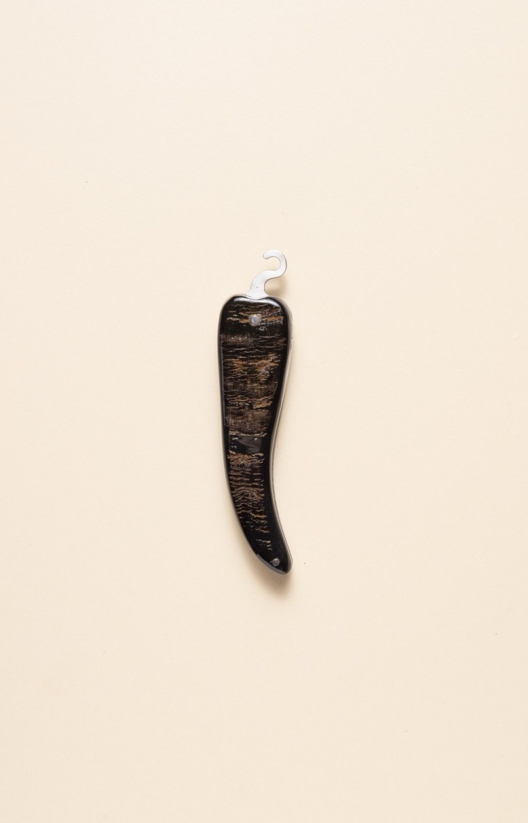 Photo de Bixia couteau artisanal basque en forme de piment d'Espelette en corne de buffle