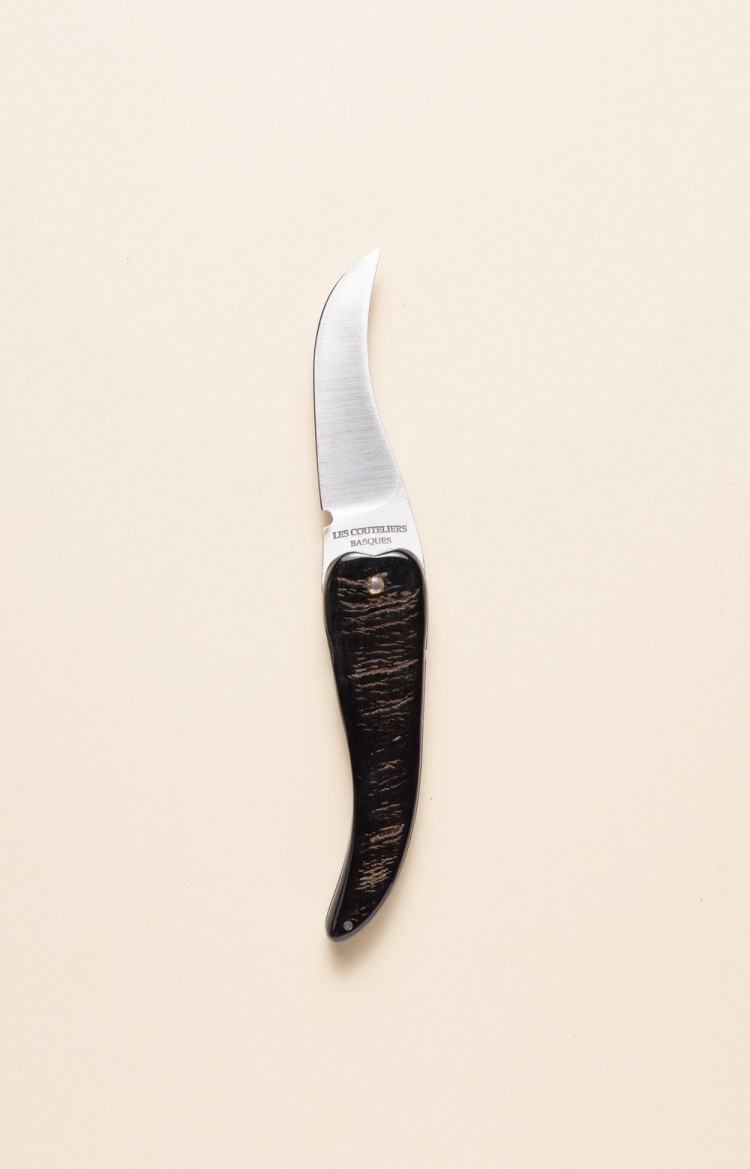 Photo de Bixia couteau artisanal basque en forme de piment d'Espelette en corne de buffle, lame ouverte