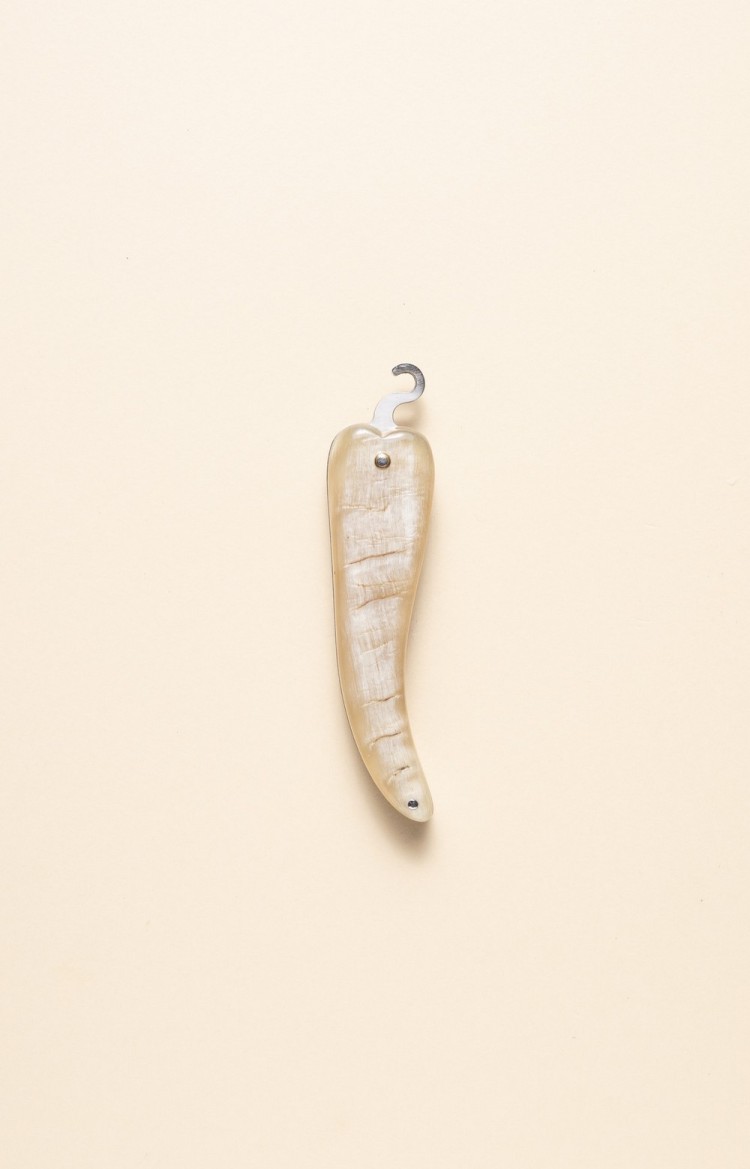 Photo de Bixia couteau artisanal basque en forme de piment d'Espelette en corne de bélier