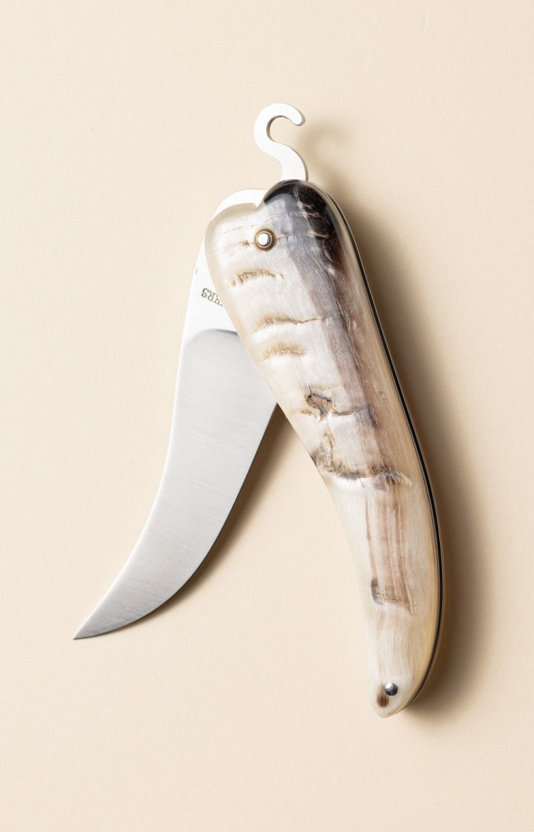 Photo de Bixia couteau artisanal basque en forme de piment d'Espelette en corne de bélier, lame entrouverte