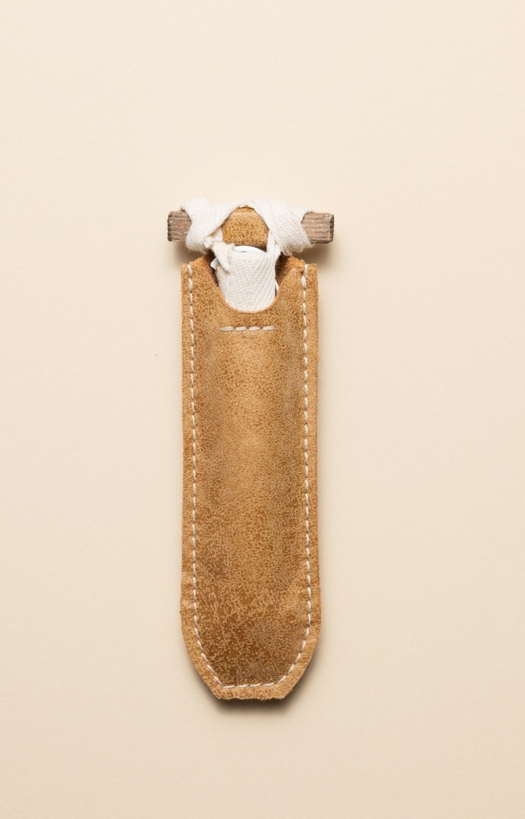 Photo du couteau de poche Artzaina Pilota dans son étui, représentant un gant de chistera