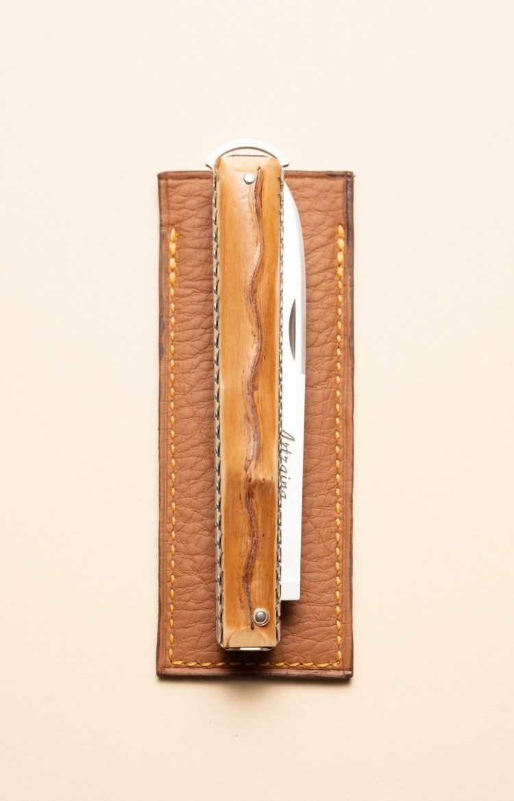 Artzaina - Basque knife made from medlar wood, inspired by the makila