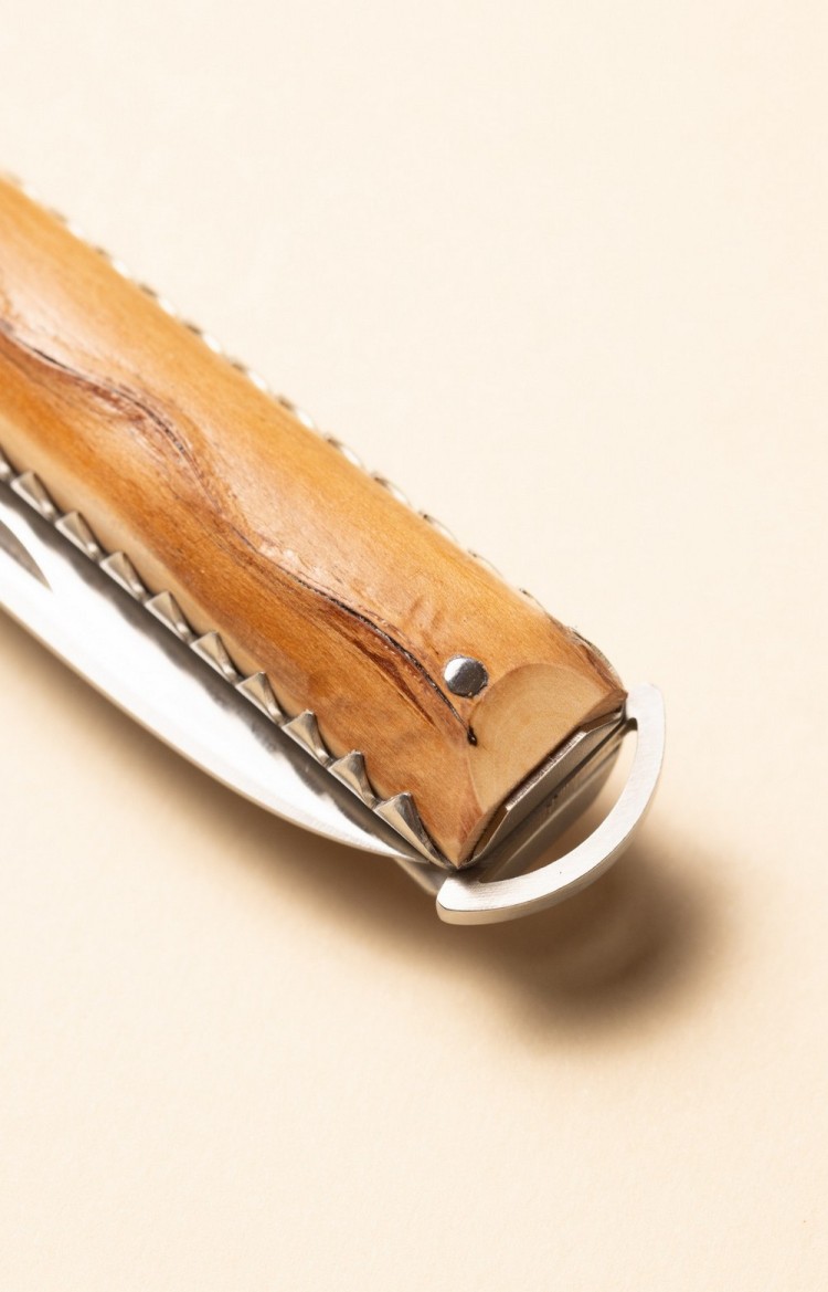 Photo de l'extrémité du ressort du couteau basque Artzaina, en néflier, rappelle la forme arrondie du pommeau du Makila
