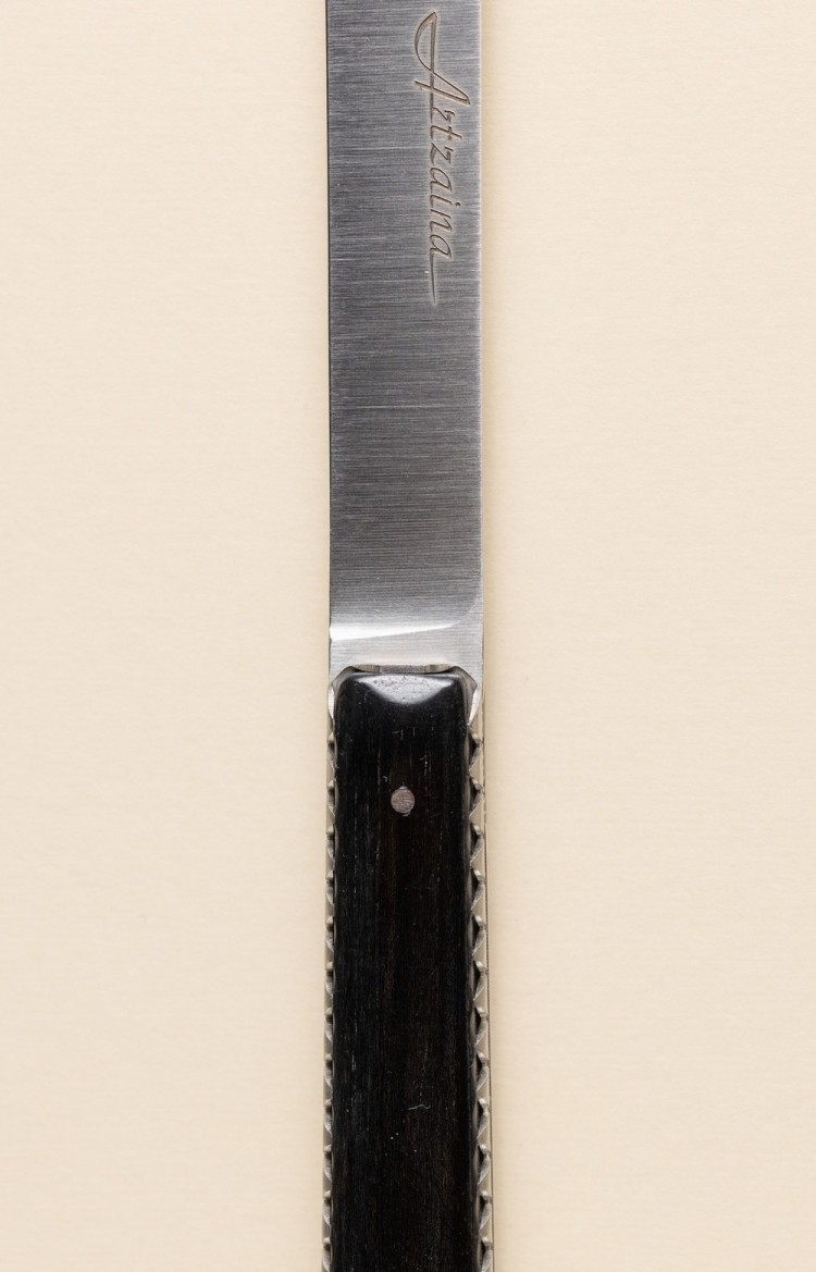 Photo de Artzaina, couteau de table en ébène, plan rapproché