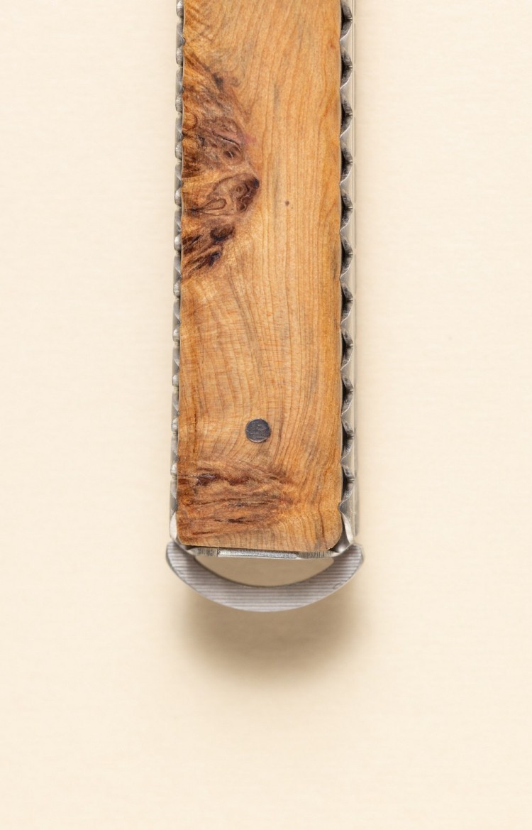 Photo de l'extrémité du couteau  basque Artzaina en genévrier, rappelle la forme arrondie du pommeau du Makila