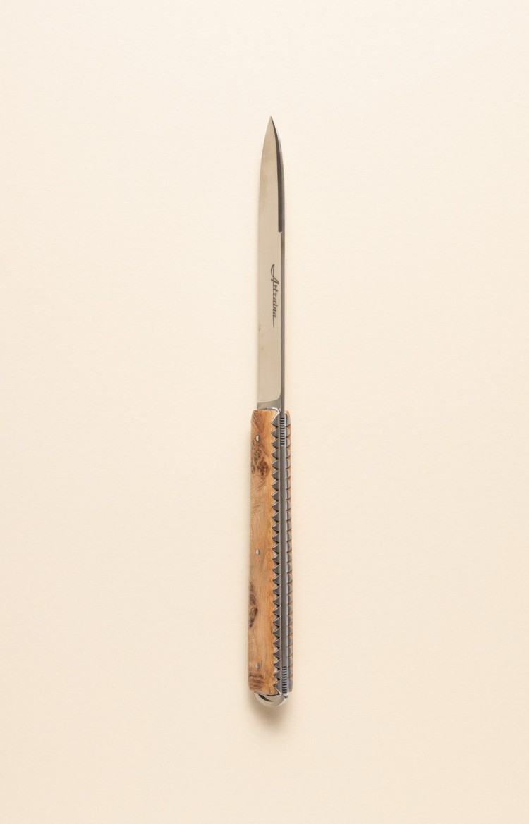 Photo de Artzaina, couteau de table en genévrier, vue sur le dos et le ciselage des platines