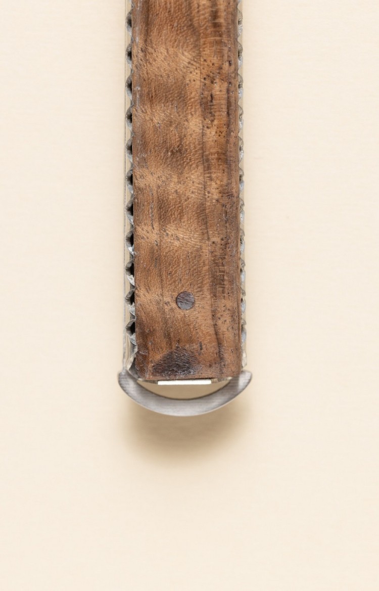 Photo de l'extrémité du couteau  basque Artzaina en ronce de noyer, rappelle la forme arrondie du pommeau du Makila