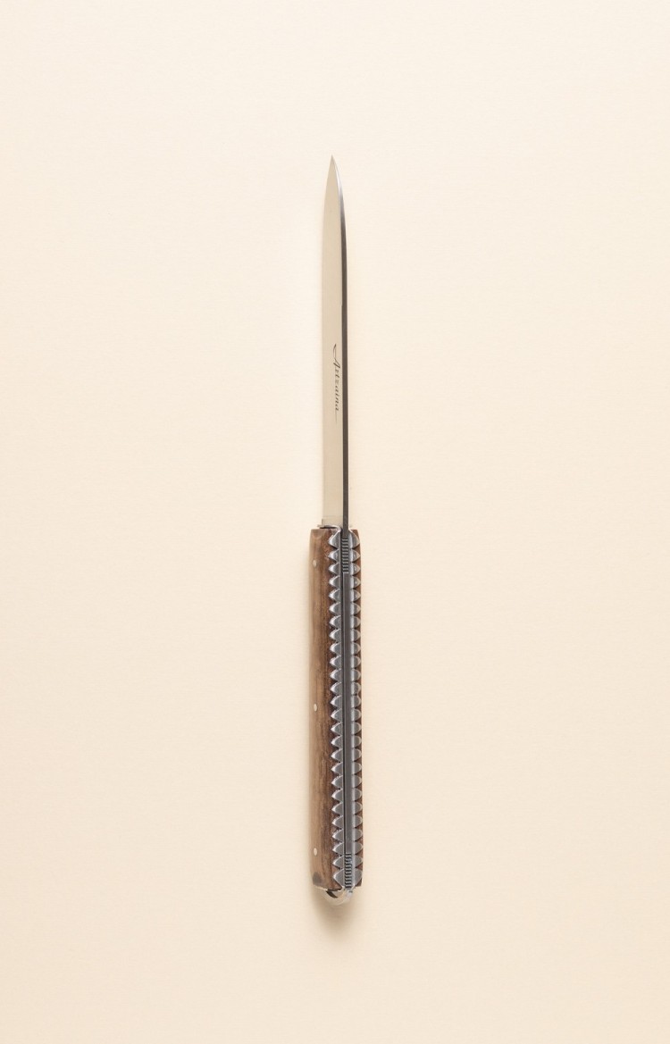 Photo de Artzaina, couteau de table en ronce de noyer, vue sur le dos et le ciselage des platines