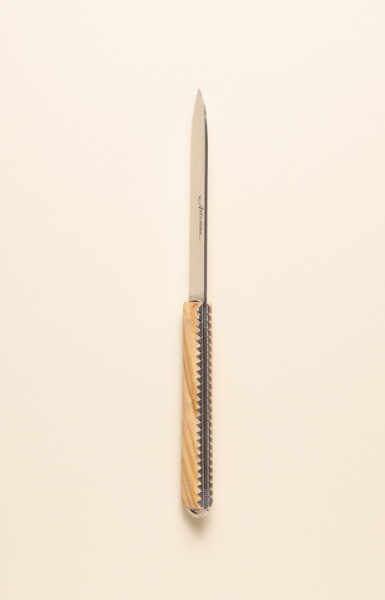 Photo de Artzaina, couteau de table en olivier, vue sur le dos et le ciselage des platines