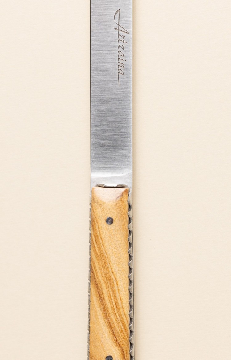 Photo de Artzaina, couteau de table en olivier, plan rapproché