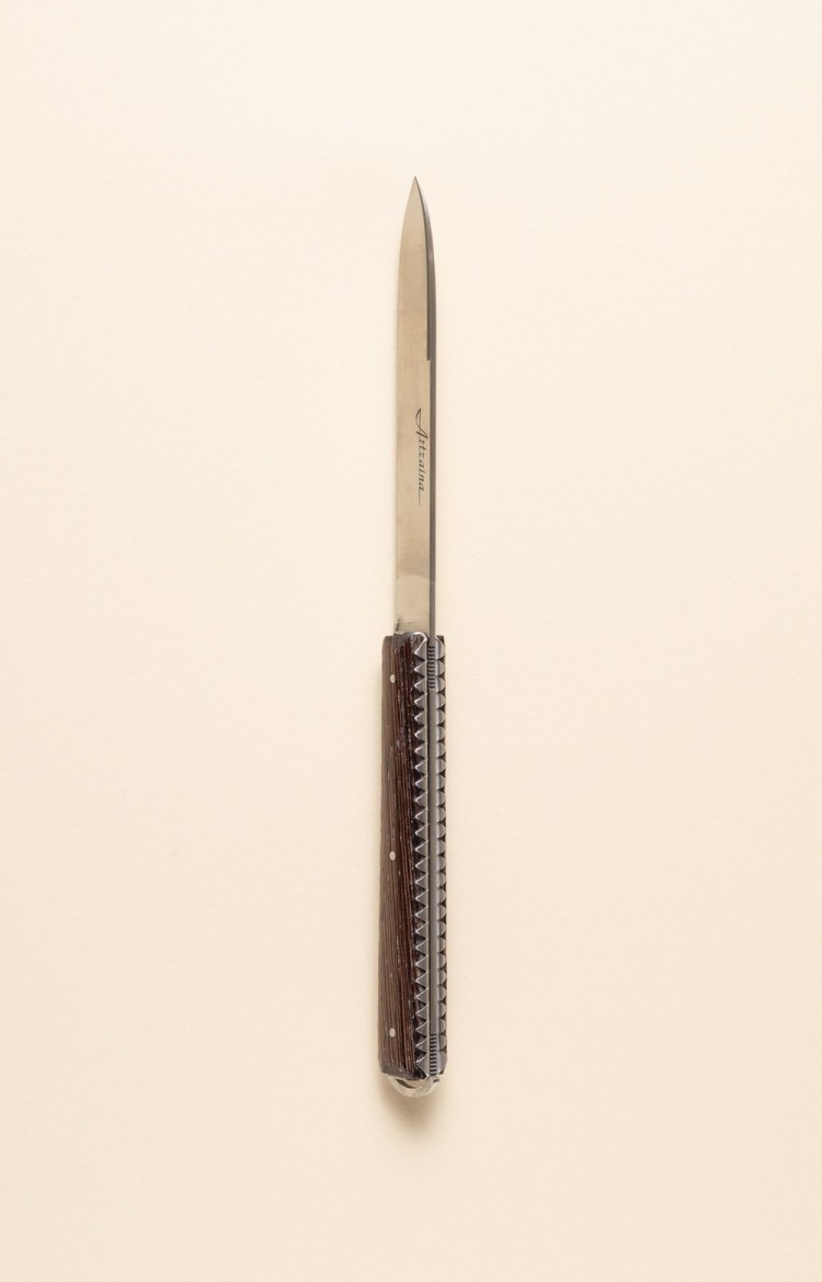 Photo de Artzaina, couteau de table en wengé, vue sur le dos et le ciselage des platines