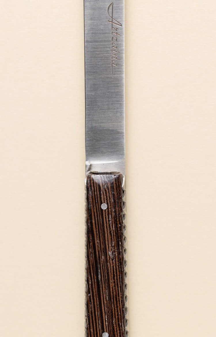 Photo de Artzaina, couteau de table en wengé, plan rapproché