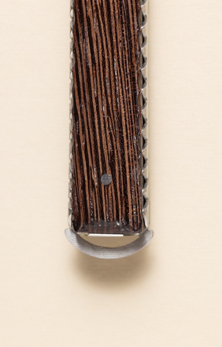 Photo de l'extrémité du couteau  basque Artzaina en wengé, rappelle la forme arrondie du pommeau du Makila