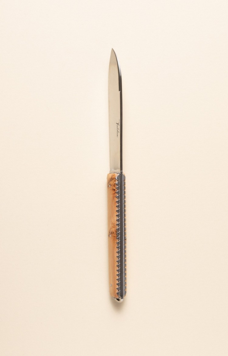 Photo de Taldea, couteau de table en genévrier, vue sur le dos et le ciselage des platines