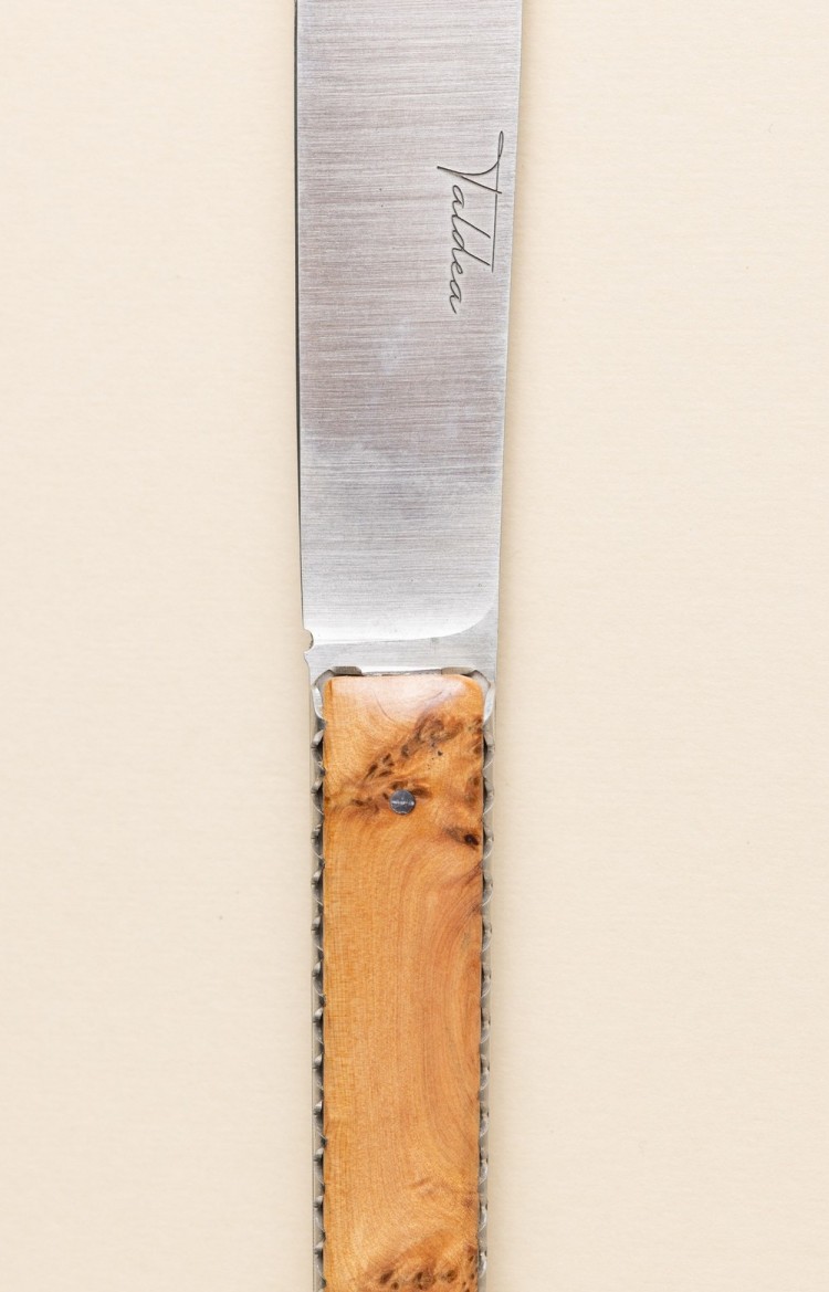 Photo de Taldea, couteau de table en genévrier, plan rapproché