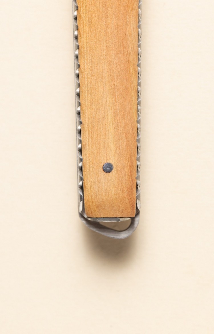 Photo rapprochée de l'extrémité de Taldea, couteau de table en genévrier, platines ciselées