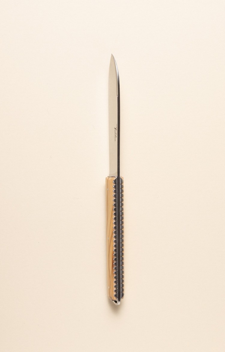 Photo de Taldea, couteau de table en olivier, vue sur le dos et le ciselage des platines